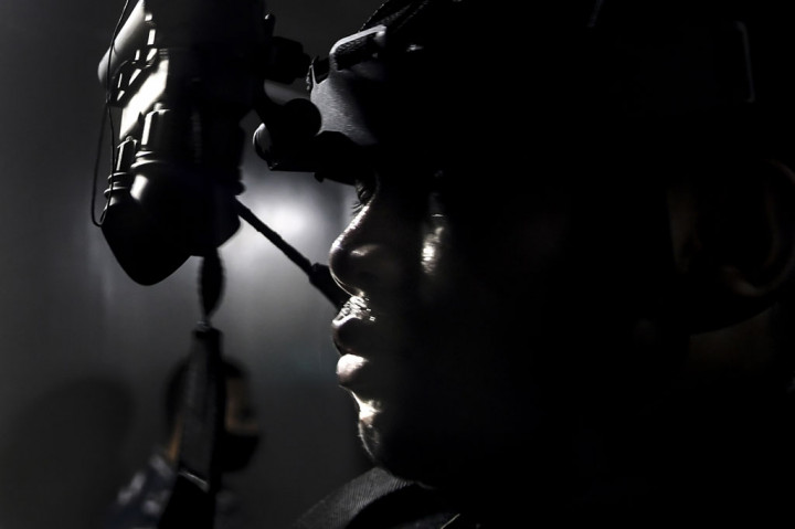 Setelah itu puluhan kendaraan amfibi tank BT-3F dan LVT7 berisi prajurit pendarat keluar dari lambung KRI, menderu dengan asap putihnya menuju pantai.