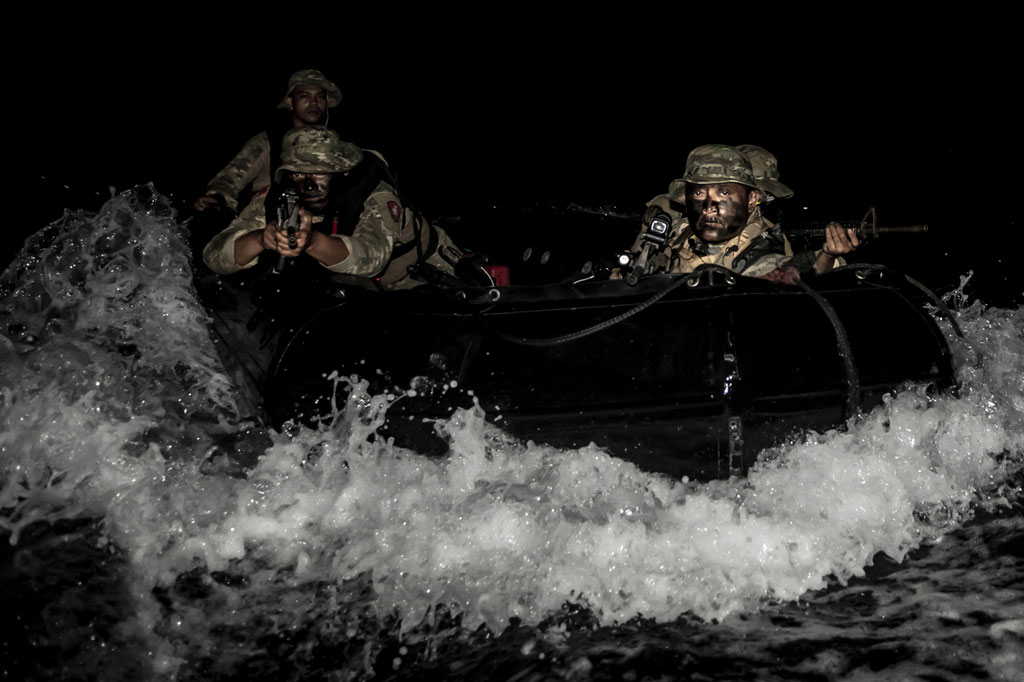 Setelah itu puluhan kendaraan amfibi tank BT-3F dan LVT7 berisi prajurit pendarat keluar dari lambung KRI, menderu dengan asap putihnya menuju pantai.