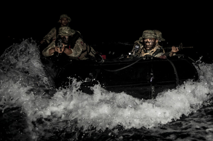 Setelah itu puluhan kendaraan amfibi tank BT-3F dan LVT7 berisi prajurit pendarat keluar dari lambung KRI, menderu dengan asap putihnya menuju pantai.