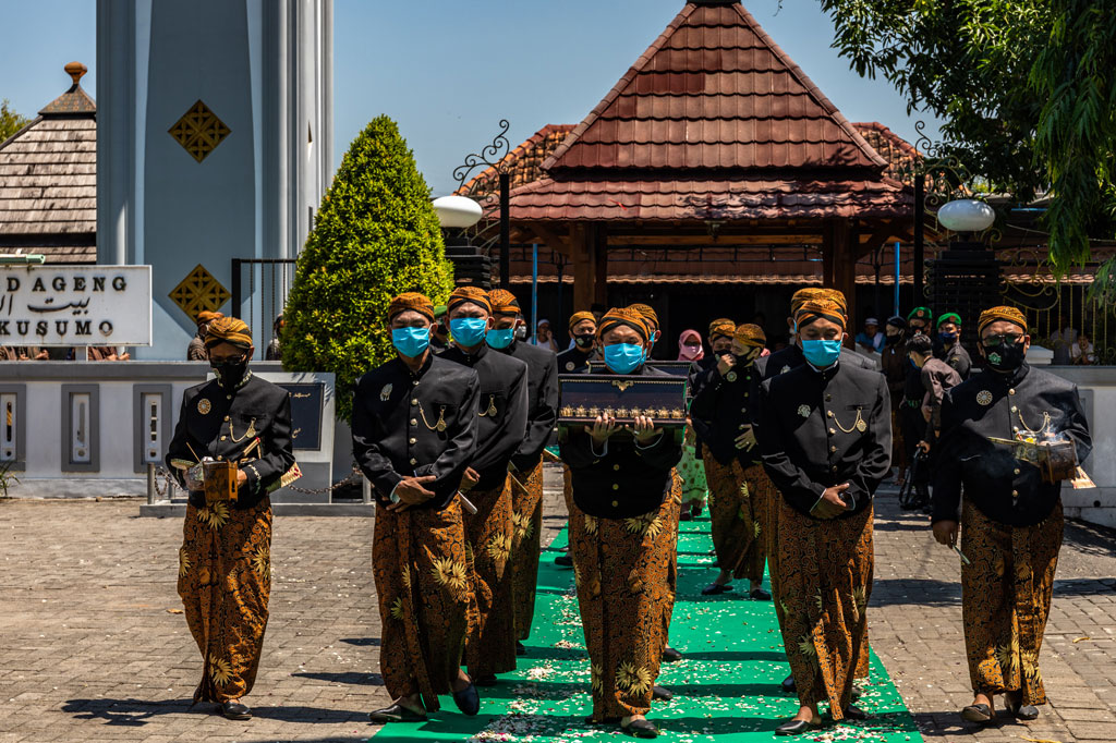 Dewan Adat Kasepuhan Girikusumo menggelar prosesi Tradisi Kirab Sura Girikusumo di Desa Banyumeneng, Mranggen, Demak, Jawa Tengah, Kamis, 20 Agustus 2020.