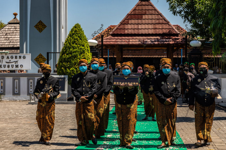 Dewan Adat Kasepuhan Girikusumo menggelar prosesi Tradisi Kirab Sura Girikusumo di Desa Banyumeneng, Mranggen, Demak, Jawa Tengah, Kamis, 20 Agustus 2020.