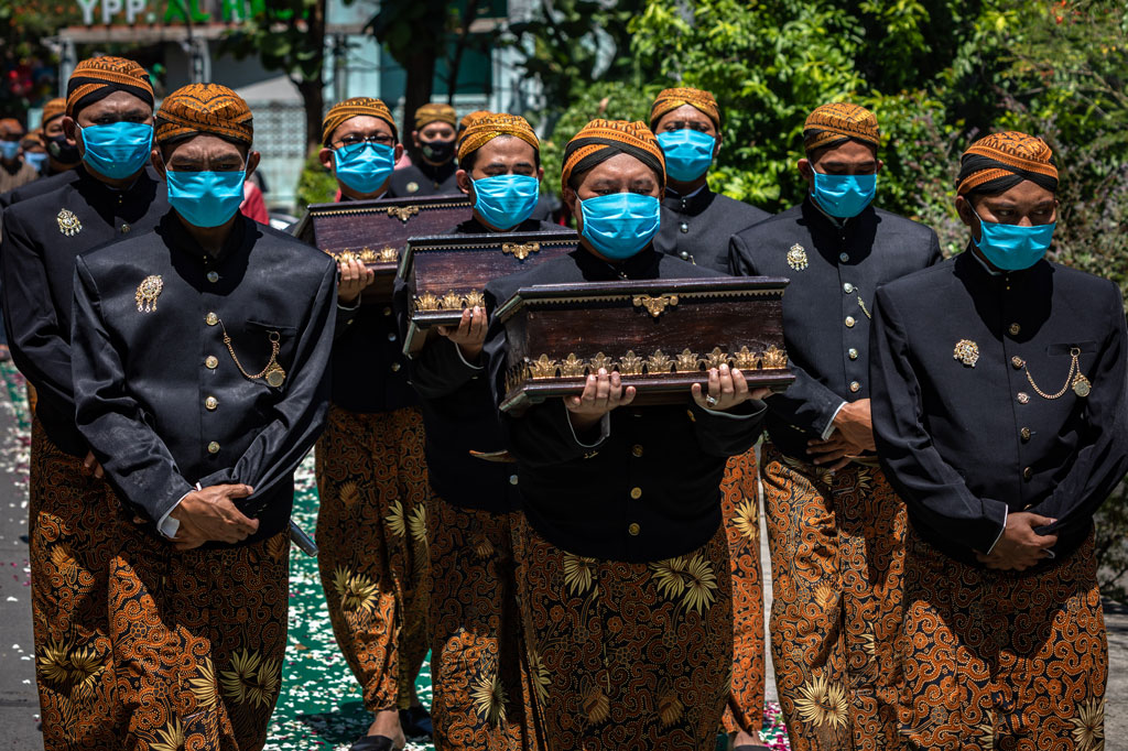 Tradisi menyambut Tahun Baru Islam 1 Muharram 1442 Hijriyah atau Satu Sura yang biasanya dihadiri ribuan warga itu, kali ini hanya dihadiri keluarga besar Kasepuhan Girikusumo, dengan menerapkan sejumlah protokol kesehatan guna mencegah penyebaran covid-19.