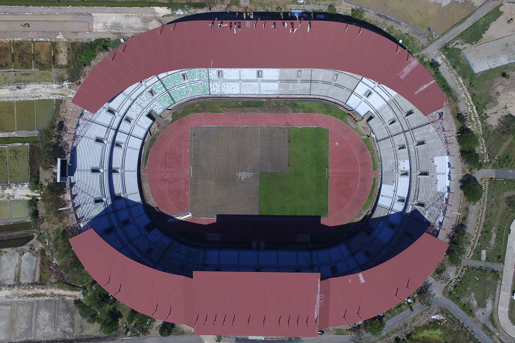 Suasana Stadion Gelora Bung Tomo (GBT) yang tengah direnovasi di Surabaya, Jawa Timur, Kamis, 20 Agustus 2020. Perbaikan GBT terus dilakukan untuk menyambut Piala Dunia U-20 pada 2021 mendatang.