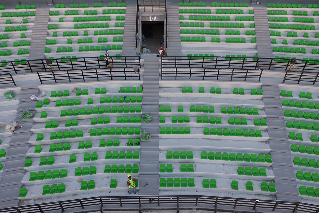 Pekerja memasang kursi penonton di Stadion Gelora Bung Tomo (GBT), Surabaya, Jawa Timur. Sebanyak 45 ribu kursi tunggal rencananya dipasang di stadion tersebut.
