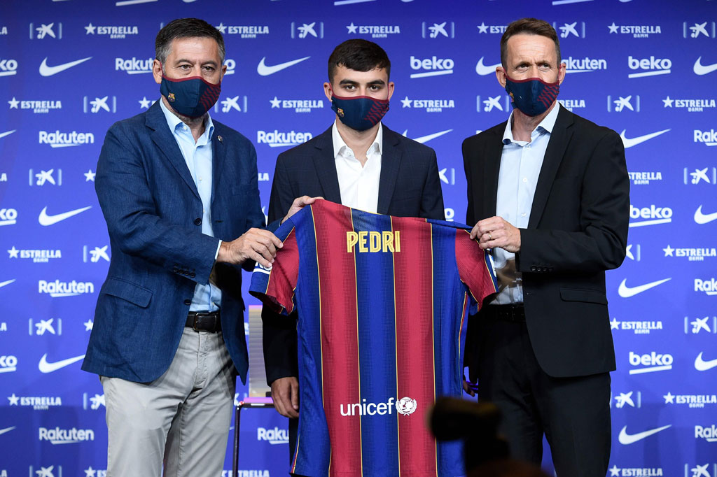 Barcelona resmi mendatangkan Pedri dari Las Palmas, Jumat, 21 Agustus 2020 WIB. Pemain yang berposisi sebagai winger kiri tersebut dikontrak selama dua tahun.