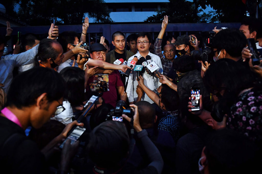 Tidak hanya itu, kepolisian juga menuntut mereka melanggar aturan yang melarang warga berkumpul demi mencegah penularan covid-19, kata kepolisian.