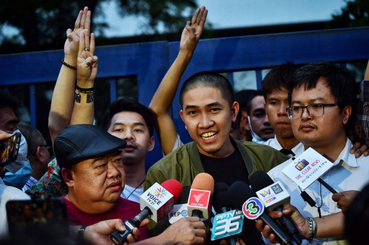 Dari delapan aktivis yang ditangkap kepolisian, salah satunya adalah Dechatorn 'Hockhacker' Bamrungmuang, 30, dari grup musik Rap Against Dictatorship/Rap untuk Lawan Diktator. Bamrungmuang merupakan salah satu penyanyi rap yang populer di dunia maya sejak tahun lalu. 