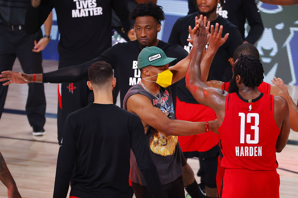 Houston Rockets mengungguli Oklahoma City Thunder 2-0 dalam seri putaran pertama playoff NBA Wilayah Barat, setelah kerja keras mereka di kuarter pemungkas membuahkan kemenangan 111-98, di AdventHealth Arena, Orlando, Florida, Jumat, 21 Agustus 2020 WIB.