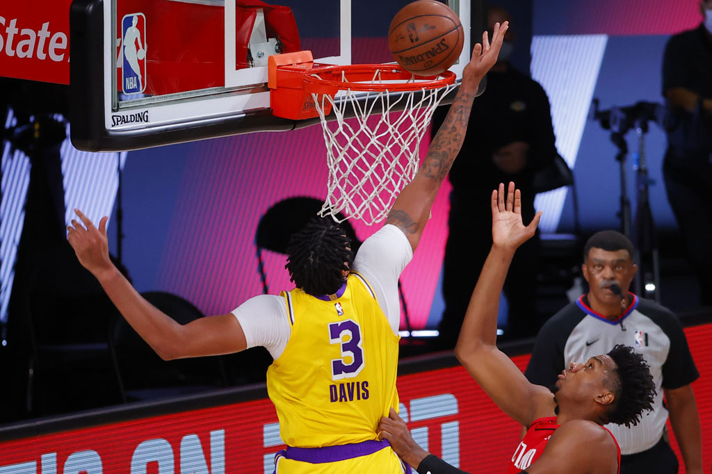 Anthony Davis mencetak 31 poin dan 11 rebound untuk membawa unggulan teratas Los Angeles Lakers meraih kemenangan 111-88 atas Portland Trail Blazers di Game 2 putaran pertama playoff Wilayah Barat bola basket NBA di AdventHealth, Orlando, Jumat, 21 Agustus 2020 WIB.