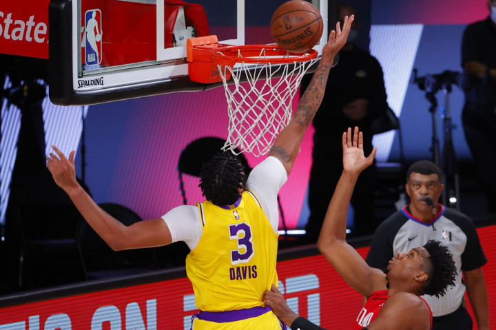Anthony Davis mencetak 31 poin dan 11 rebound untuk membawa unggulan teratas Los Angeles Lakers meraih kemenangan 111-88 atas Portland Trail Blazers di Game 2 putaran pertama playoff Wilayah Barat bola basket NBA di AdventHealth, Orlando, Jumat, 21 Agustus 2020 WIB.