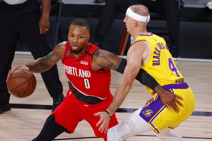 Guard Blazers Damian Lillard yang sudah tiga kali mencetak angka dalam satu pertandingan NBA, dimatikan oleh para pemain Lakers sehingga hanya mencatat 18 poin, sementara CJ McCollum menambahkan 13 poin.