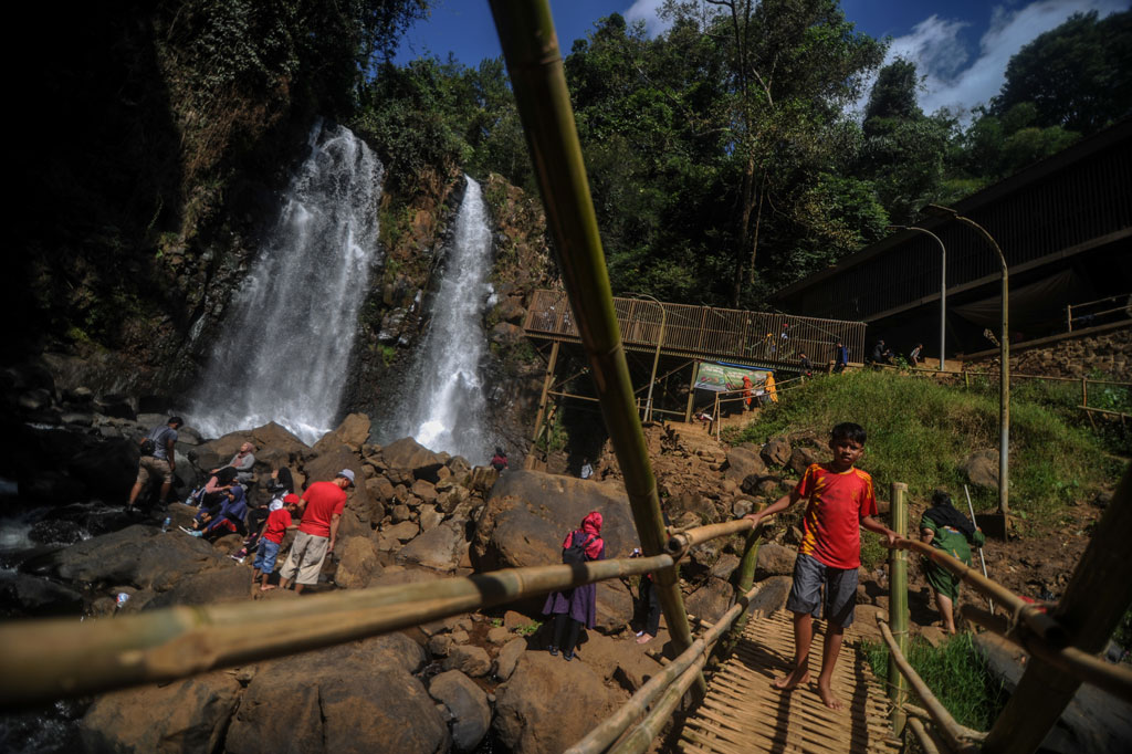 Wisatawan menikmati keindahan Air Terjun Cinulang di Cicalengka, Kabupaten Bandung, Jawa Barat, Jumat, 21 Agustus 2020.