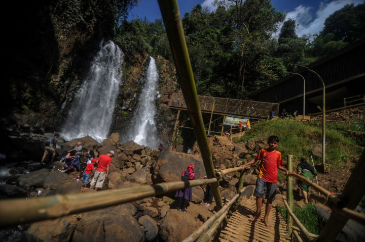 Wisatawan menikmati keindahan Air Terjun Cinulang di Cicalengka, Kabupaten Bandung, Jawa Barat, Jumat, 21 Agustus 2020.