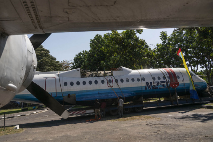Pesawat tersebut terbang pertama kali pada 1995 bertepatan pada HUT ke-50 Republik Indonesia. Namun akibat krisis moneter pada 1998, pesawat tersebut dihentikan pengerjaannya. ANTARA FOTO/Hendra Nurdiyansyah