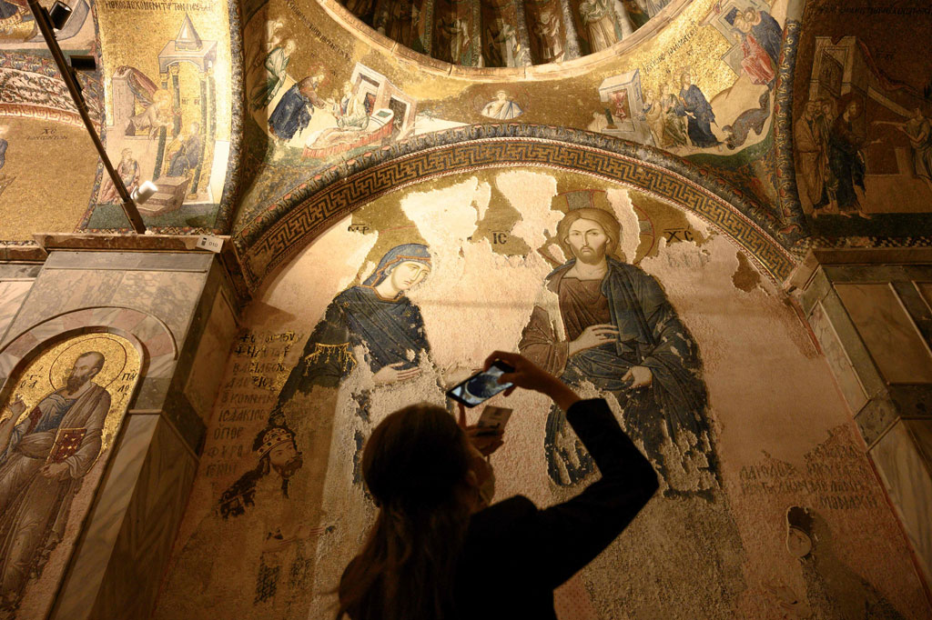 Hiasan itu ditutup setelah kota tersebut ditaklukkan oleh Muslim Ottoman pada 1453, namun disingkap kembali saat seperti Hagia Sophia, bangunan itu diubah menjadi sebuah museum oleh republik sekular Turki lebih dari 70 tahun yang lalu.