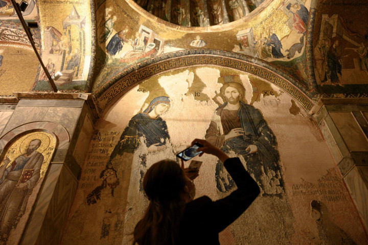 Hiasan itu ditutup setelah kota tersebut ditaklukkan oleh Muslim Ottoman pada 1453, namun disingkap kembali saat seperti Hagia Sophia, bangunan itu diubah menjadi sebuah museum oleh republik sekular Turki lebih dari 70 tahun yang lalu.