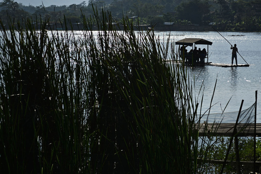 Wisatawan menyewa jasa perahu rakit saat menikmati keindahan kawasan Situ Bagendit, Banyuresmi, Kabupaten Garut, Jawa Barat, Jumat, 21 Agustus 2020.