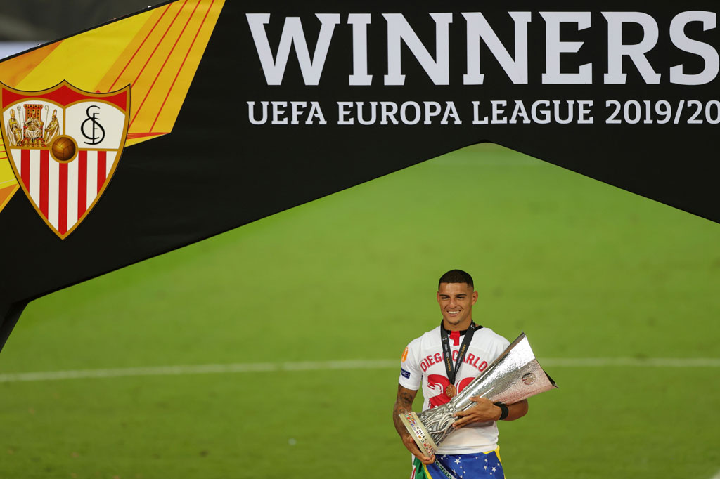 Diego Carlos menjadi penentu kemenangan timnya untuk menjuarai Liga Europa 2020. Setelah beberapa kali melakukan kesalahan, pemain asal Brasil tersebut menebusnya dengan mengemas gol penentu kemenangan timnya pada menit ke-74.