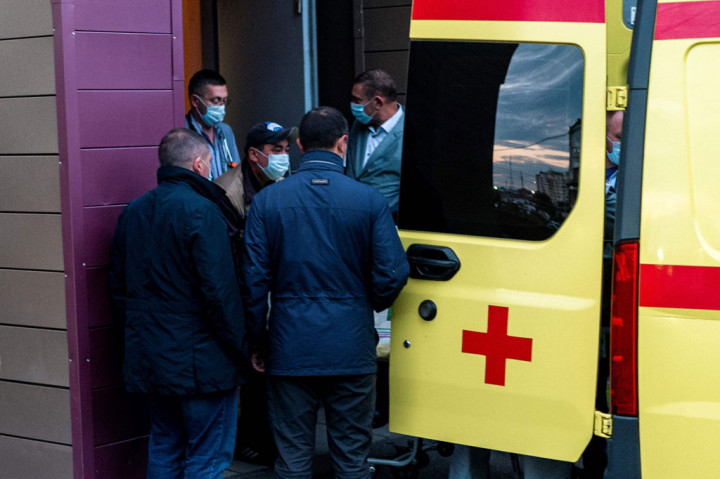 Petugas medis mengevakuasi Alexei Navalny ke ambulans dari Rumah Sakit Darurat Omsk No 1 tempatnya dirawat pada Sabtu, 22 Agustus 2020.