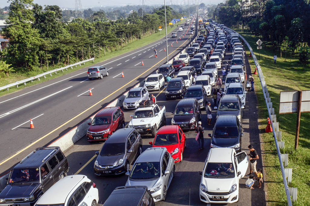 Tingginya antusias warga untuk berlibur di kawasan Puncak Bogor pada libur panjang Tahun Baru Islam 1 Muharam 1442 Hijriah dan libur akhir pekan membuat kepadatan terjadi di sejumlah titik.