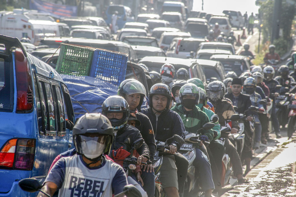 Sat Lantas Polres Bogor memberlakukan sistem buka tutup jalur dan sistem lawan arus (contraflow) untuk mengurai kemacetan.