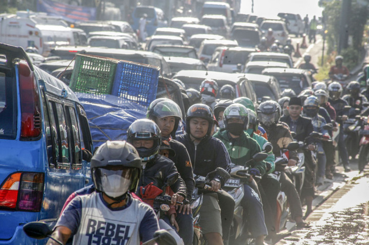 Sat Lantas Polres Bogor memberlakukan sistem buka tutup jalur dan sistem lawan arus (contraflow) untuk mengurai kemacetan.