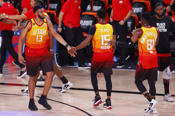 Utah Jazz berhasil memenangi gim ketiga putaran pertama playoff NBA Wilayah Barat atas Denver Nuggets  dengan skor telak 124-87, Sabtu, 22 Agustus 2020. Dengan hasil tersebut Jazz berbalik mengungguli Denver Nuggets 2-1 dalam seri tersebut.