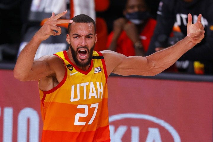 Rudy Gobert juga tampil perkasa lewat catatan double-double 24 poin dan 14 rebound yang dibukukannya, diikuti 20 poin dari Donovan Mithcell serta 16 poin dari Georges Niang.