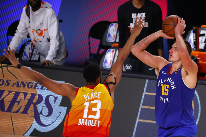 Di kubu Nuggets, hanya ada tiga pemain yang melewati dua digit angka yakni Nikola Jokic dengan 15 poin, Jamal Murray (12) dan Bol Bol (11).