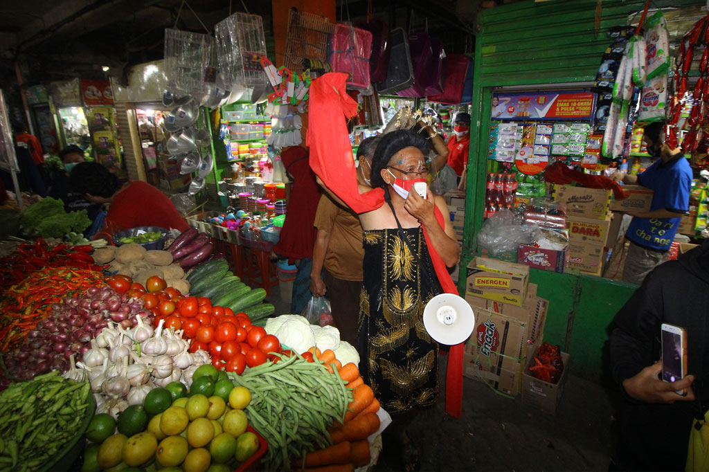 Seorang seniman Ludruk, Meimura melakukan kegiatan blusukan ke Pasar Kembang, Surabaya, Jawa Timur, Sabtu, 22 Agustus 2020. Dalam blusukan tersebut, Meimura sekaligus melakukan sosialisasi protokol kesehatan guna mencegah potensi penyebaran covid-19.