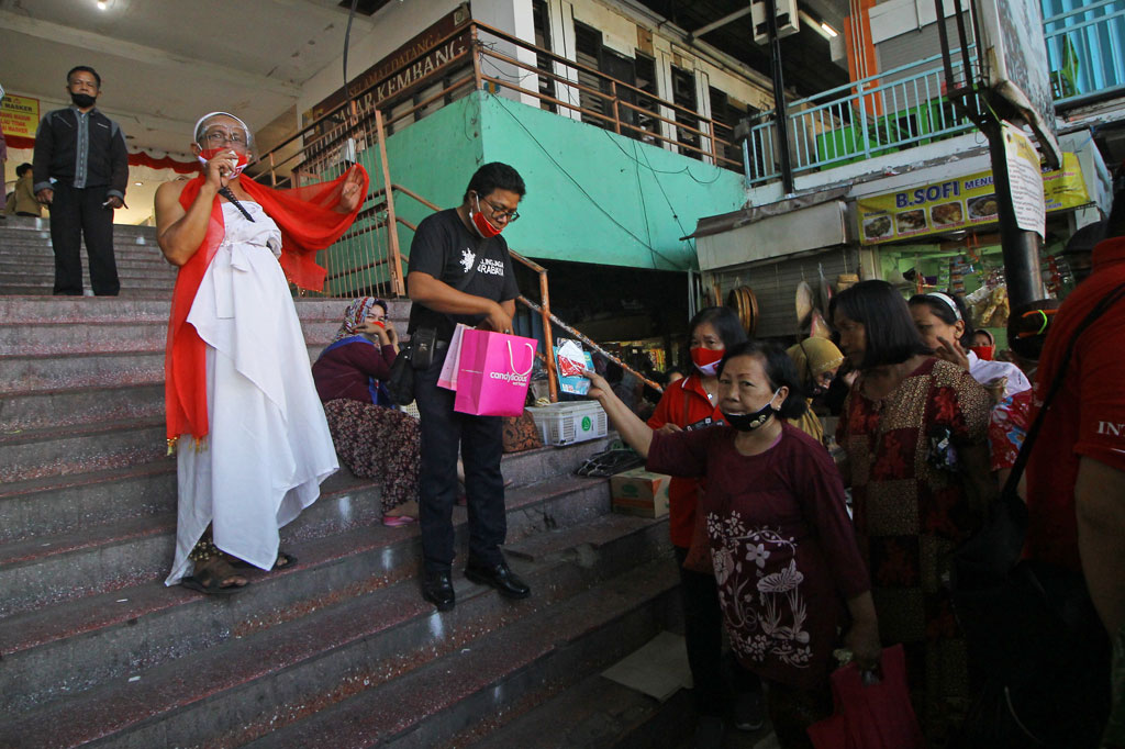 Aksi yang disertai pembagian masker oleh Perhimpunan Indonesia Tionghoa (INTI) dan Generasi Muda Indonesia Tionghoa (GEMA INTI) tersebut untuk mengajak masyarakat untuk selalu menaati protokol kesehatan seperti menggunakan masker, menjaga jarak, dan rajin cuci tangan. 