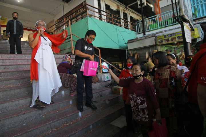 Aksi yang disertai pembagian masker oleh Perhimpunan Indonesia Tionghoa (INTI) dan Generasi Muda Indonesia Tionghoa (GEMA INTI) tersebut untuk mengajak masyarakat untuk selalu menaati protokol kesehatan seperti menggunakan masker, menjaga jarak, dan rajin cuci tangan. 
