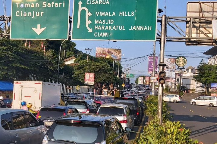 Penerapan sistem satu arah tersebut membuat terjadinya antrean kendaraan di Tol Ciawi kilometer 45 sampai 45 +400. Bahkan pihak pengelola tol terpaksa menerapkan sistem contra flow untuk kendaraan di tol Ciawi yang hendak menuju Sukabumi.