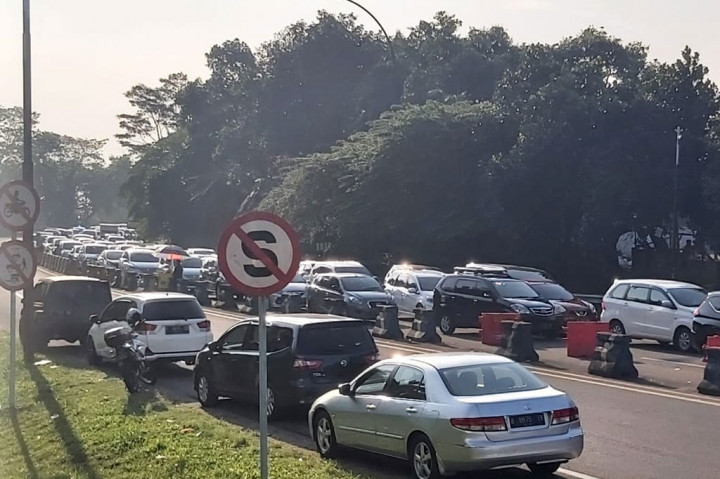 Pada pukul 16.10 WIB, polisi akhirnya memutuskan untuk membuka akses kendaraan dari Tol Ciawi dan menerapkan sistem dua arah di jalur Puncak.

 