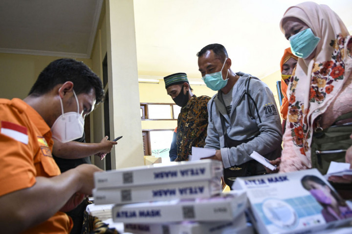 Proses identifikasi dan verifikasi cukup membutuhkan waktu untuk memastikan penerima manfaat yang tepat sasaran. Bantuan itu dibiayai oleh APBD provinsi dengan jumlah tiga kali penyaluran atau tiga bulan dengan penyaluran kedua dan ketiga dilaksanakan sekaligus. 