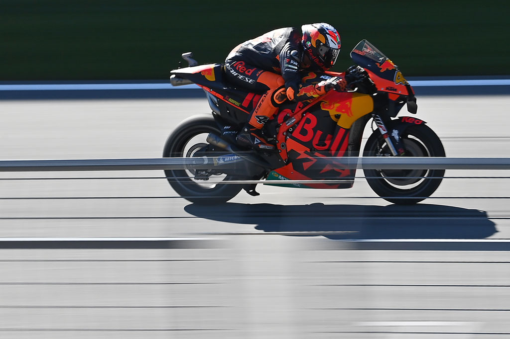 Pol Espargaro berhasil meraih pole position pertamanya di MotoGP setelah menjadi yang tercepat di babak kualifikasi Grand Prix Styria di Sirkuit Red Bull Ring, Austria, Sabtu, 22 Agustus 2020. Pembalap tim KTM Factory Racing itu mencetak waktu satu menit 23,580 detik.