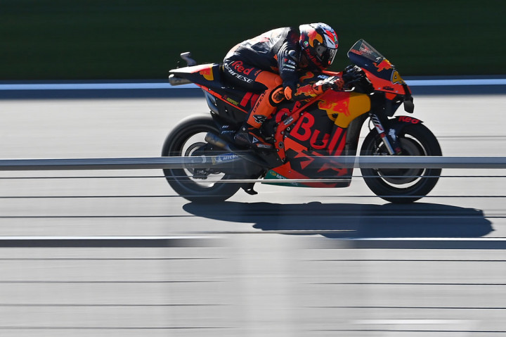 Pol Espargaro berhasil meraih pole position pertamanya di MotoGP setelah menjadi yang tercepat di babak kualifikasi Grand Prix Styria di Sirkuit Red Bull Ring, Austria, Sabtu, 22 Agustus 2020. Pembalap tim KTM Factory Racing itu mencetak waktu satu menit 23,580 detik.