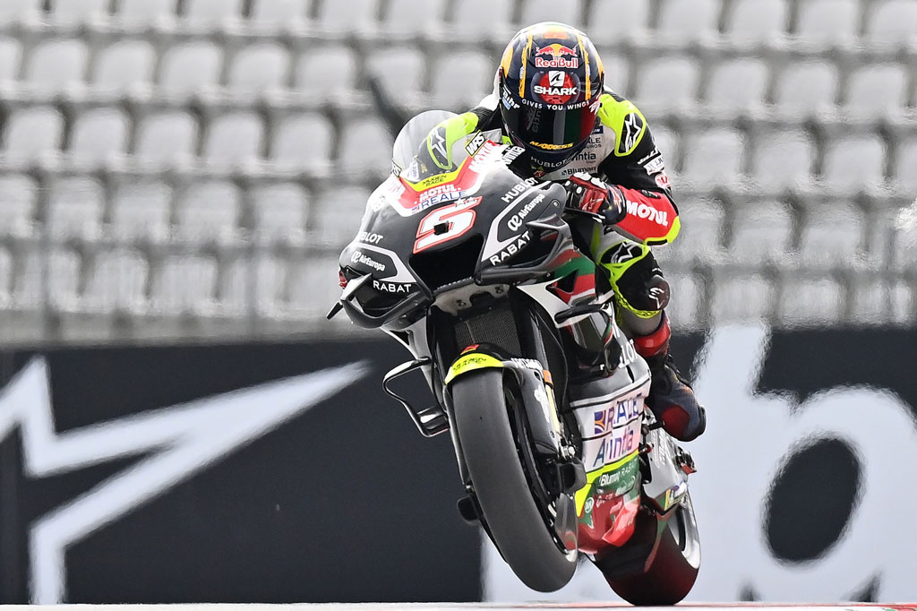 Johann Zarco menjadi yang tercepat ketiga dengan selisih 0,052 detik dari 'polesitter'. Namun jagoan tim Esponsorama Racing itu bakal start dari jalur pit pada Minggu, 23 Agustus 2020 menyusul penalti buntut insiden kecelakaan dengan Franco Morbidelli di GP Austria akhir pekan lalu.
