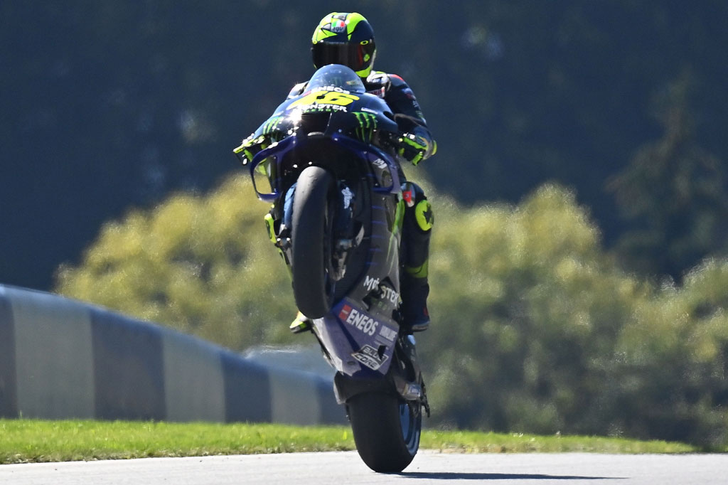 Sementara itu Valentino Rossi harus start dari urutan 15, setelah sebelumnya terjatuh di Tikungan 9 ketika mengejar waktu terbaik dan gagal memperbaiki catatan waktunya untuk lolos ke Q2.