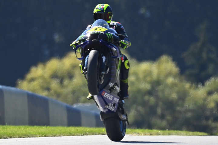 Sementara itu Valentino Rossi harus start dari urutan 15, setelah sebelumnya terjatuh di Tikungan 9 ketika mengejar waktu terbaik dan gagal memperbaiki catatan waktunya untuk lolos ke Q2.