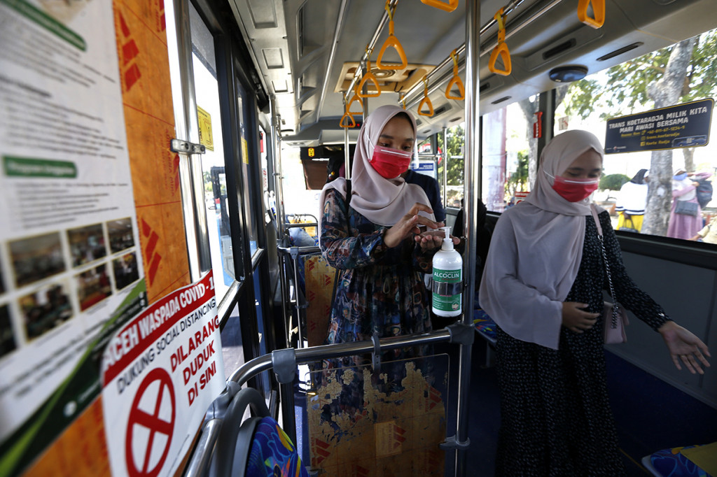 Angkutan massal Trans Koetaraja melaksanakan uji coba operasional setelah terhenti selama hampir lima bulan akibat pandemi Covid-19 dengan memperketat protokol kesehatan dan mengurangi jumlah penumpang.