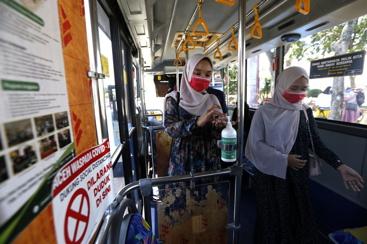 Angkutan massal Trans Koetaraja melaksanakan uji coba operasional setelah terhenti selama hampir lima bulan akibat pandemi Covid-19 dengan memperketat protokol kesehatan dan mengurangi jumlah penumpang.