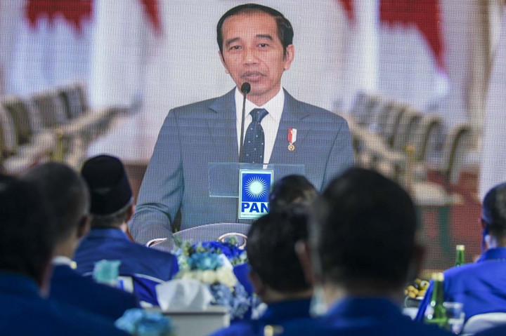 Presiden Joko Widodo memberi sambutan secara virtual saat peringatan acara HUT ke-22 PAN, di DPP PAN, Jakarta.