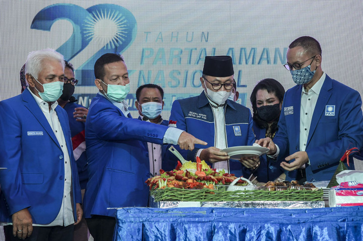 Ketua Umum DPP PAN Zulkifli Hasan (kedua kanan) memotong tumpeng disaksikan Ketua Majelis Pertimbangan Partai (MPP) PAN Hatta Rajasa (kiri), Ketua Dewan Kehormatan PAN Sutrisno Bachir (kedua kiri), Sekjen PAN Eddy Soeparno (kanan) saat acara HUT ke-22 PAN, di DPP PAN, Jakarta.