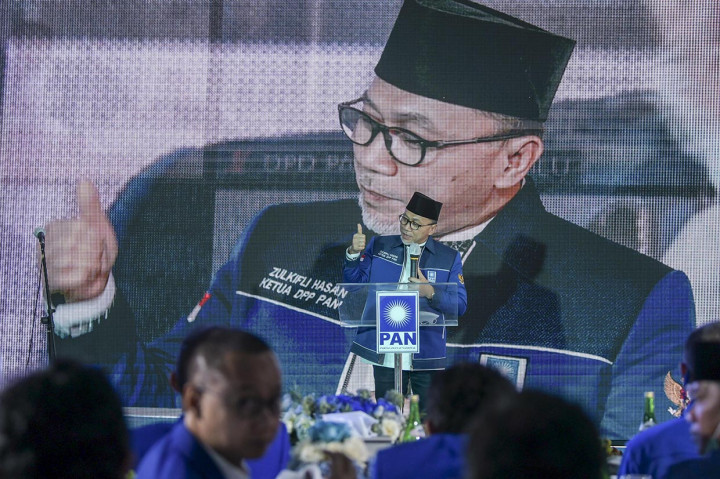 Ketua Umum DPP PAN Zulkifli Hasan memberi sambutan saat acara HUT ke-22 PAN, di DPP PAN, Jakarta.