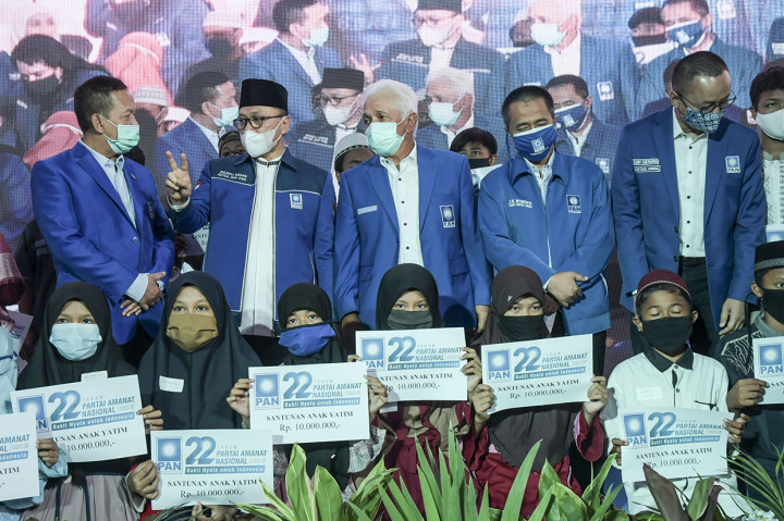 Ketua Umum DPP PAN Zulkifli Hasan (kedua kiri) bersama Ketua Majelis Pertimbangan Partai (MPP) PAN Hatta Rajasa (tengah), Ketua Dewan Kehormatan PAN Sutrisno Bachir (kiri), Ketua Dewan Pakar PAN Drajad H Wibowo (kedua kanan) dan Sekjen PAN Eddy Soeparno (kanan) memberikan santunan untuk anak yatim saat acara HUT ke-22 PAN, di DPP PAN, Jakarta.