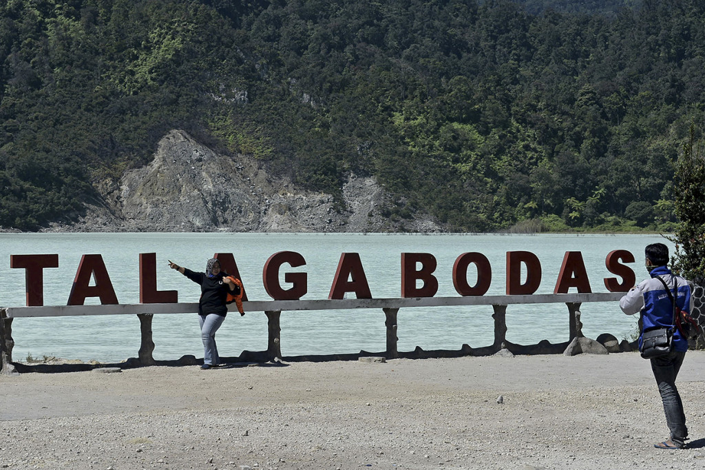 Wisatawan berpose di kawasan Taman Wisata Alam (TWA) Talaga Bodas, Wanaraja, Kabupaten Garut, Jawa Barat.