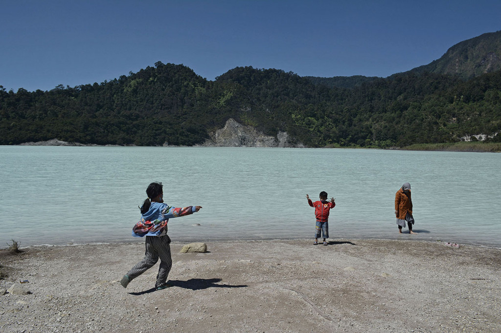 Wisatawan mengunjungi kolam air panas di kawasan Taman Wisata Alam (TWA) Talaga Bodas, Wanaraja, Kabupaten Garut, Jawa Barat,