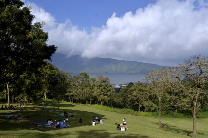 Wisatawan menikmati pemandangan di kawasan Kebun Raya Eka Karya Bali, Tabanan, Bali.