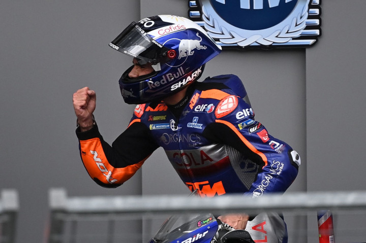 Pebalap Red Bull KTM Tech3, Miguel Oliveira, secara dramatis sukses menjadi pemenang balapan MotoGP Styria yang berlangsung di Sirkuit Red Bull Ring.